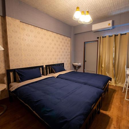 Bt Fifty Hotel Банкок Екстериор снимка