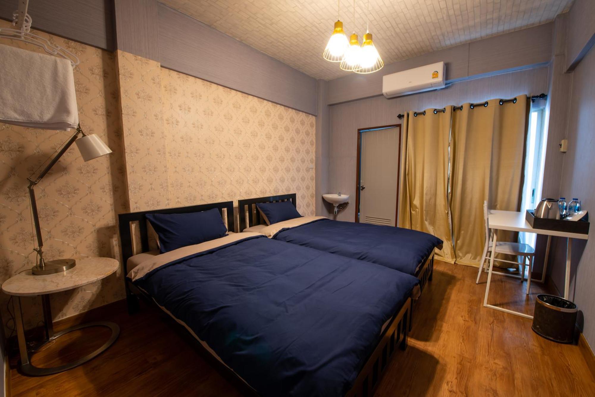 Bt Fifty Hotel Банкок Екстериор снимка