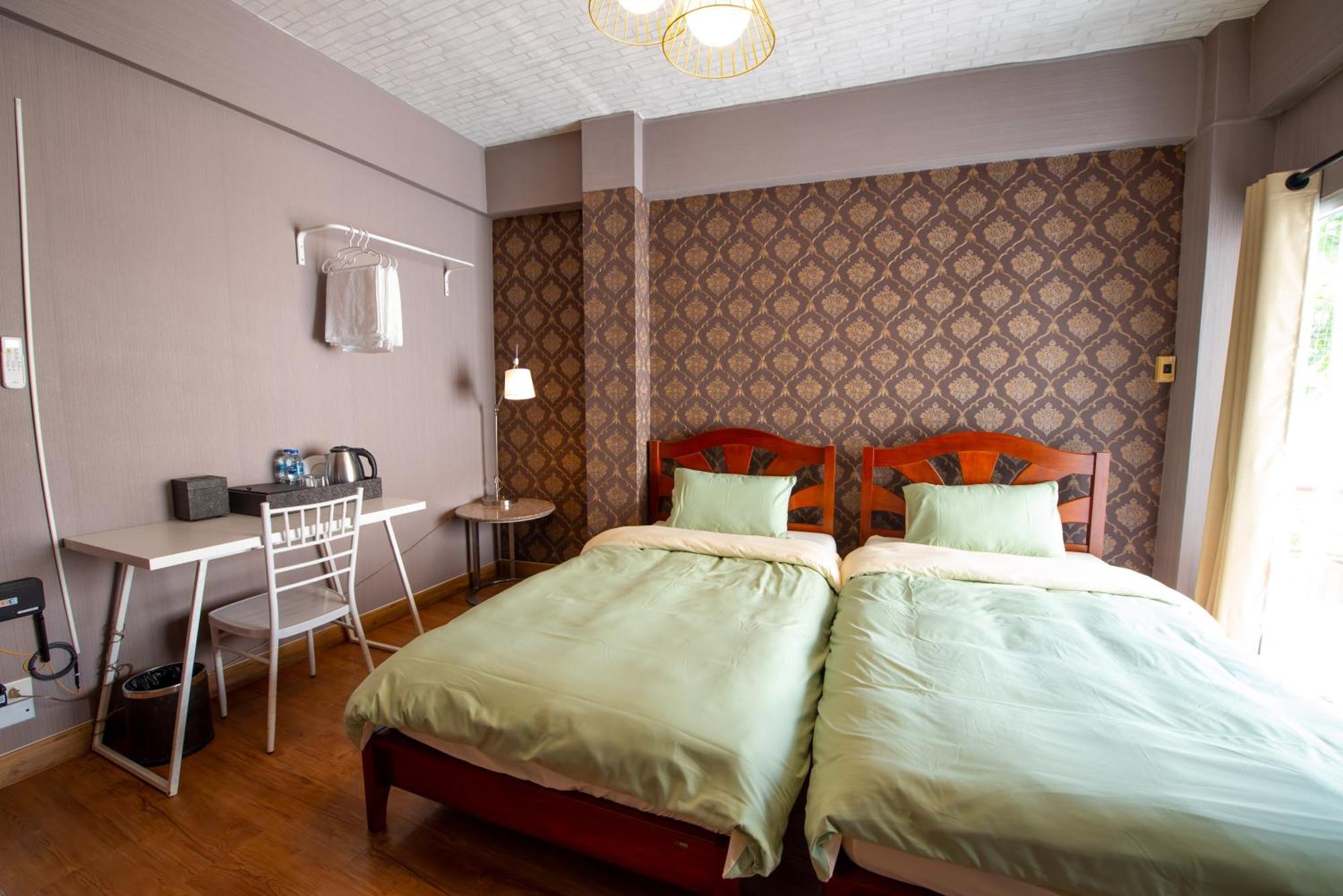 Bt Fifty Hotel Банкок Екстериор снимка